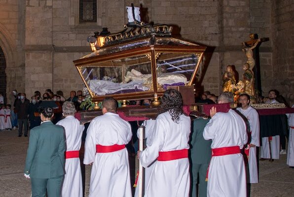 PROCESIÓN DEL SANTO ENTIERRO  (Viernes Santo)